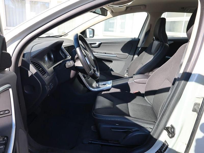 Gebraucht Volvo XC60 Momentum 215 PS (158 kW) 2012 Cosmic white SUV