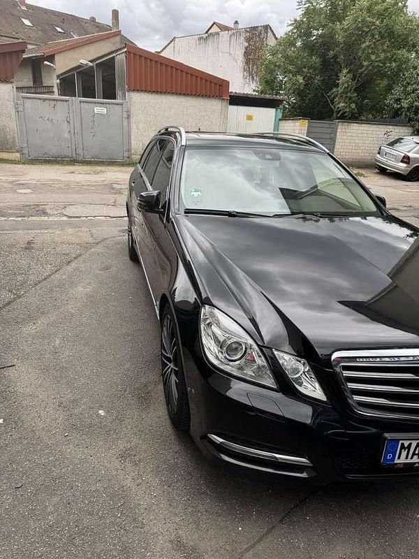 Schwarz Gebraucht 2011 Mercedes E250 Kombi | 7.300 € (Superpreis) - Bild 1/4