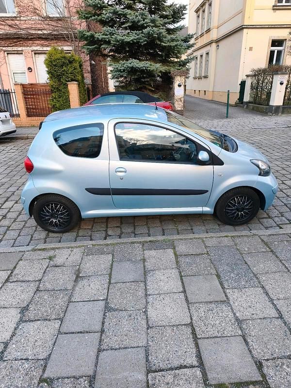 Gebraucht Toyota Aygo 68 PS (50 kW) 2006 Blau Kleinwagen