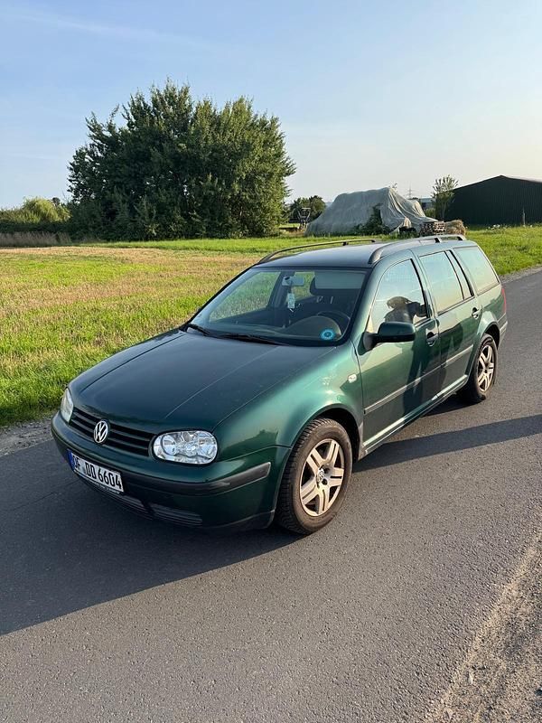 Grün Gebraucht 2002 VW Golf IV Kombi | 1.250 € (Etwas zu teuer) - Bild 1/4