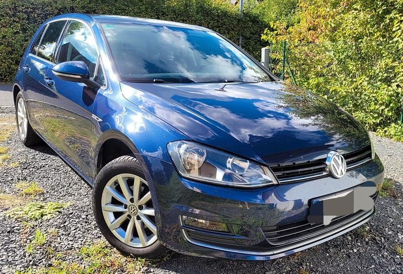 Blau Gebraucht 2015 VW Golf VII LOUNGE Limousine | 7.300 € (Superpreis) - Bild 1/4