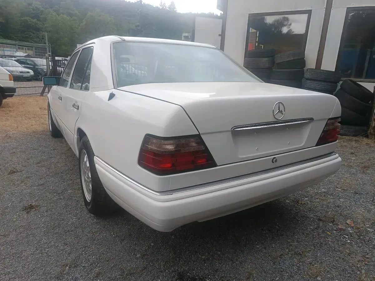 Gebraucht Mercedes E220 150 PS (110 kW) 1993 Weiß Limousine