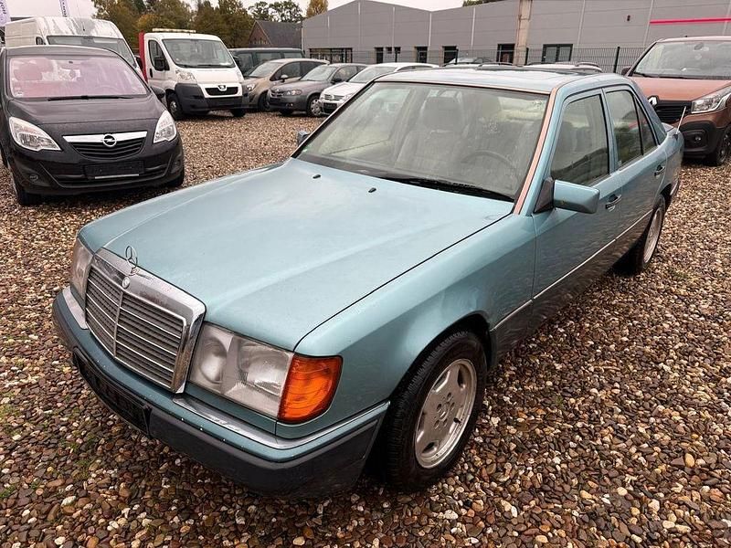 Blau Gebraucht 1993 Mercedes 200 Limousine | 3.950 € - Bild 1/4