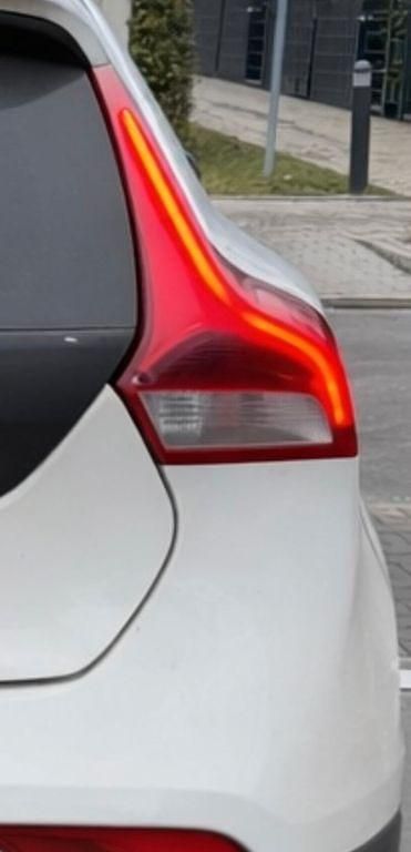Gebraucht Volvo V40 CC Momentum 152 PS (111 kW) 2016 Weiß Kombi