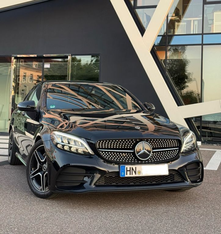 Schwarz Gebraucht 2018 Mercedes C220 AMG line Limousine | 25.999 € (Fairer Preis) - Bild 1/4