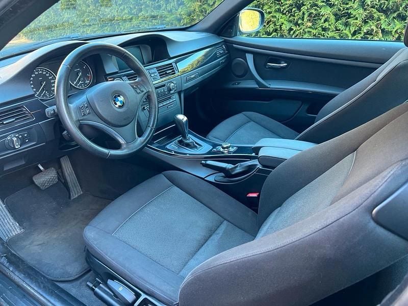 Gebraucht BMW 320 177 PS (130 kW) 2009 Schwarz Coupé