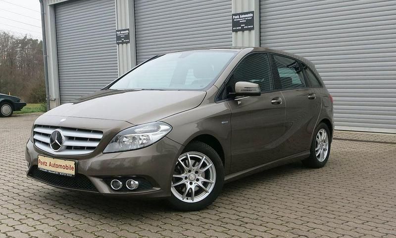 Grau Gebraucht 2012 Mercedes B200 Van / Kleinbus | 10.999 € (Superpreis) - Bild 1/4