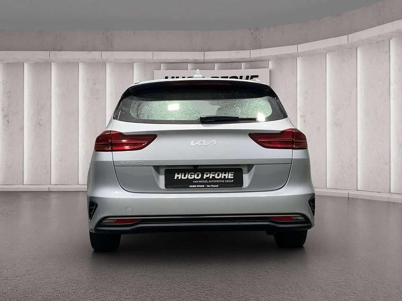 Gebraucht Kia Ceed 101 PS (74 kW) 2023 (kcs) sparkling silver m (metallisch silber) Kleinwagen