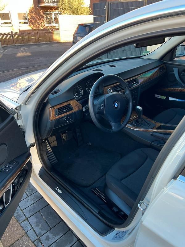 Gebraucht BMW 323 177 PS (130 kW) 2005 Weiß Limousine
