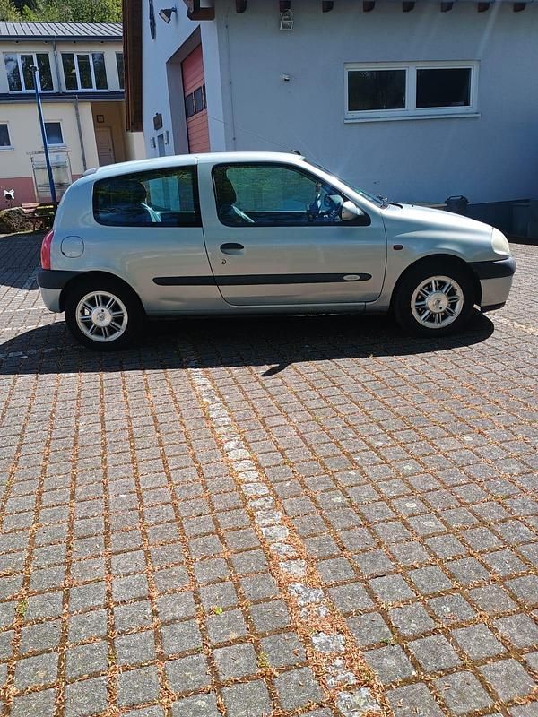 Second-hand Renault Clio II 90 CP (66 kW) 2000 Gri Hatchback