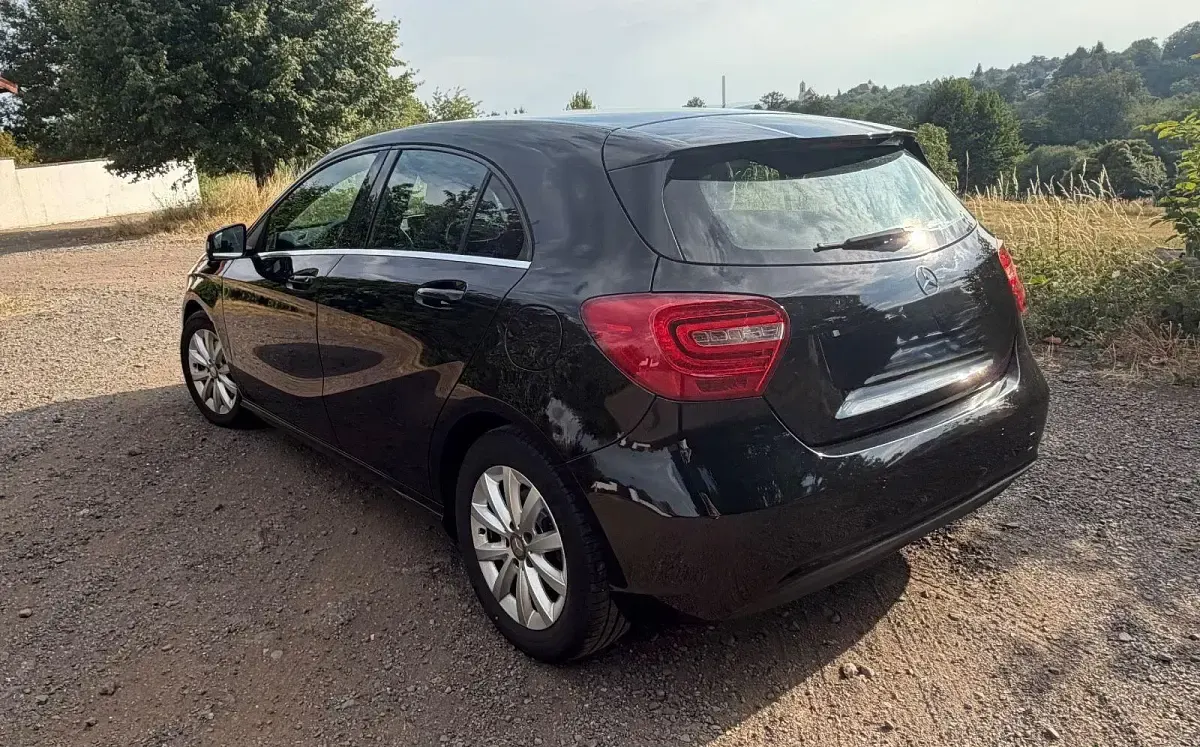 Gebraucht Mercedes A180 122 PS (89 kW) 2014 Schwarz Kleinwagen