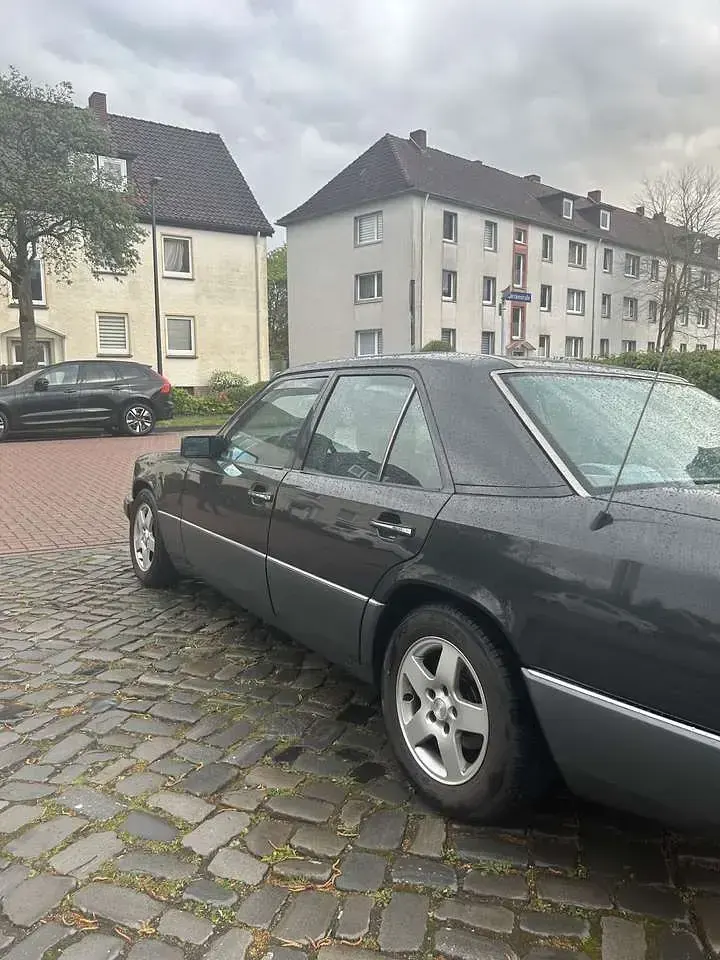 Gebraucht Mercedes E200 118 PS (86 kW) 1990 Braun Limousine