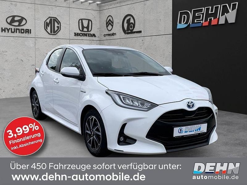 Weiß Gebraucht 2020 Toyota Yaris Hybrid Club Limousine | 17.970 € (Fairer Preis) - Bild 1/4