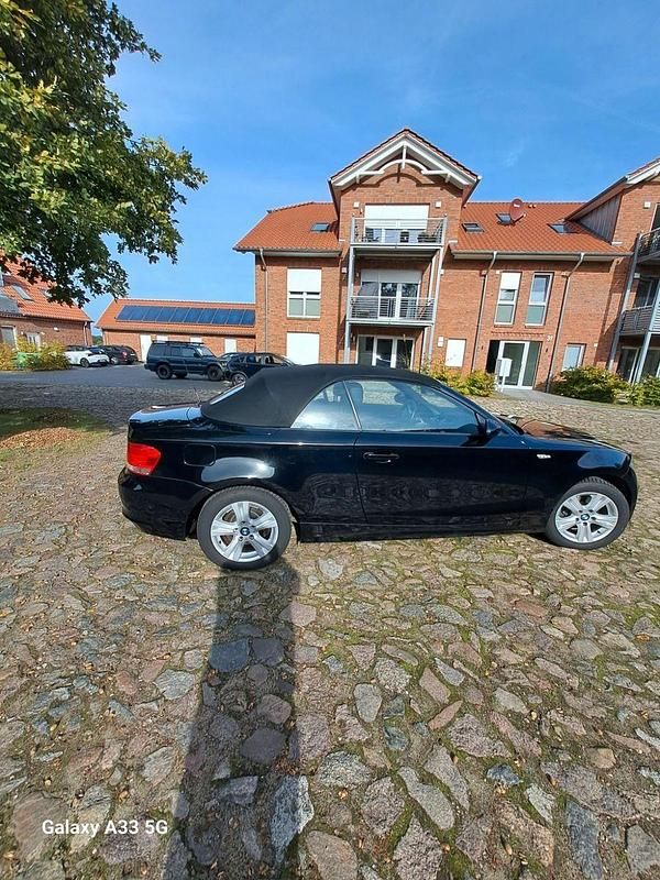 Schwarz Gebraucht 2009 BMW 118 Cabriolet Sport Line Cabrio | 8.900 € (Fairer Preis) - Bild 1/4