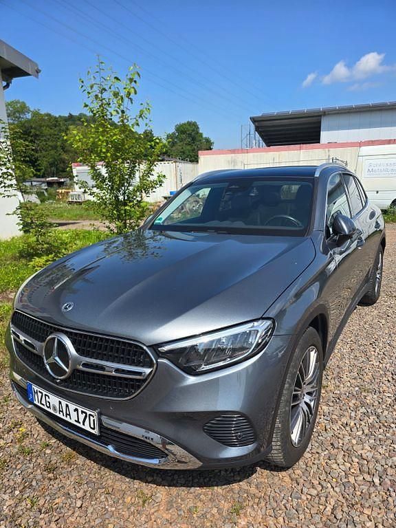 Grau Gebraucht 2022 Mercedes GLC200 SUV | 48.900 € - Bild 1/4