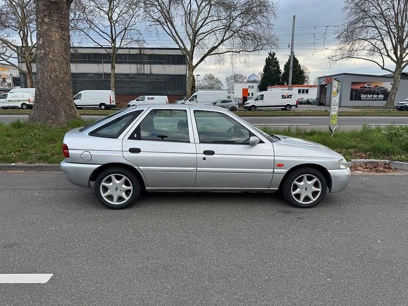 Gebraucht Ford Escort Ghia 90 PS (66 kW) 1998 Silber Limousine