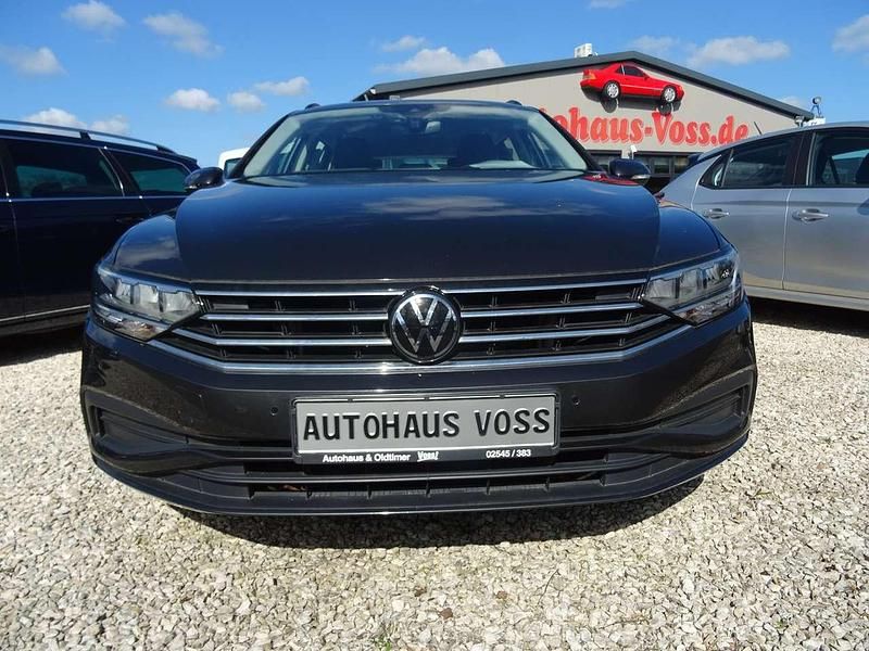 Gebraucht VW Passat Basis 150 PS (110 kW) 2023 Grau Kombi