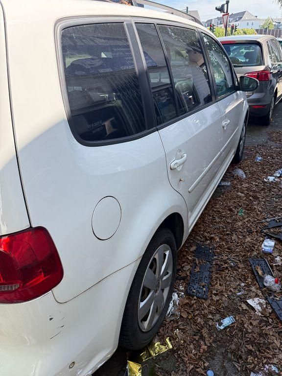 Weiß Gebraucht 2013 VW Touran Life Van / Kleinbus | 4.999 € (Guter Preis) - Bild 1/4
