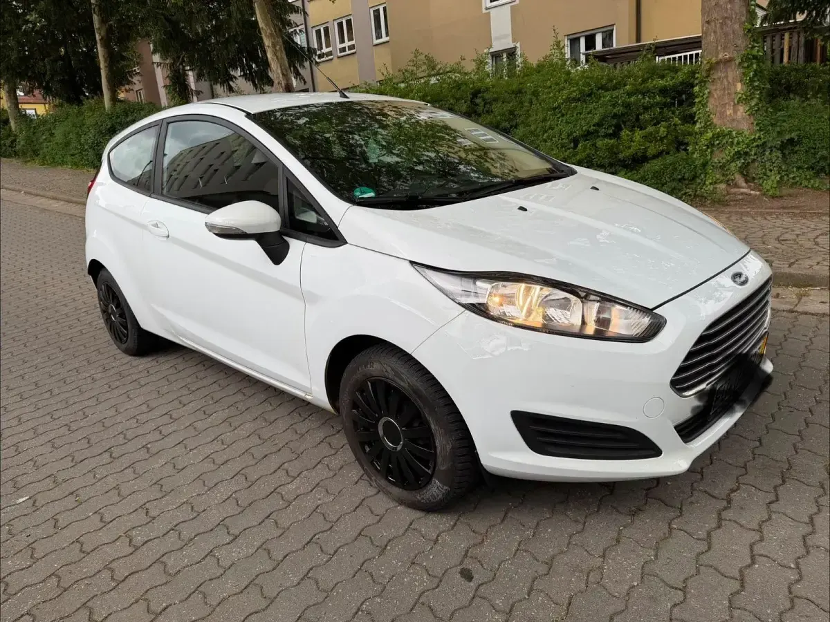 Gebraucht Ford Fiesta Trend 60 PS (44 kW) 2013 Weiß Kleinwagen