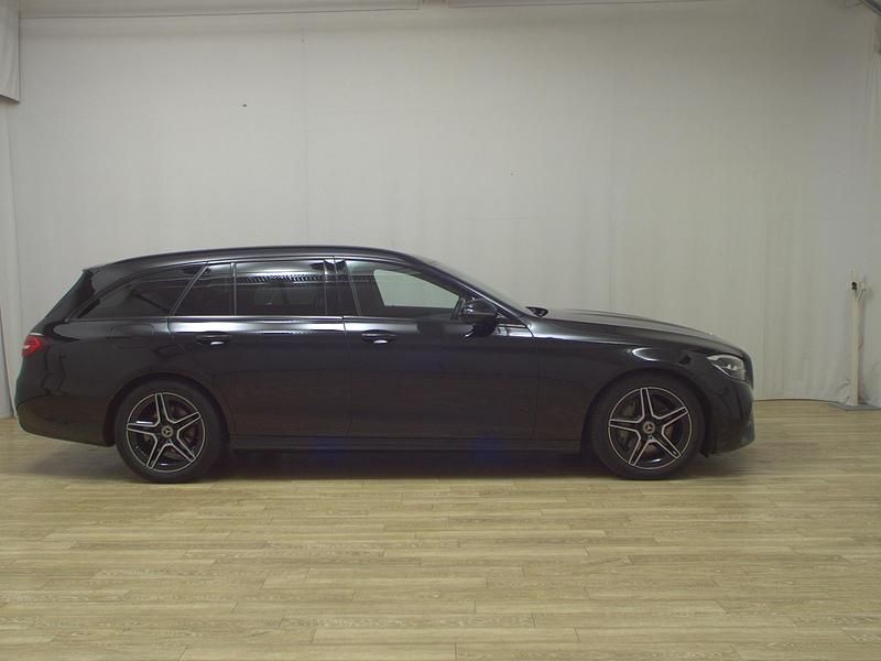 Schwarz Gebraucht 2021 Mercedes E220 AMG line Kombi | 29.980 € (Guter Preis) - Bild 1/4