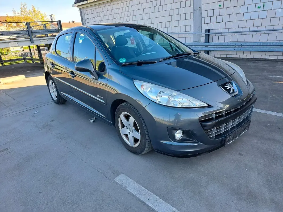 Gebraucht Peugeot 207 95 PS (69 kW) 2012 Grau Kleinwagen