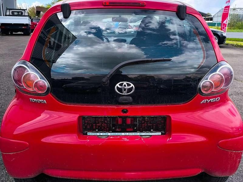 Używany Toyota Aygo Basis 68 KM (50 kW) 2010 Czerwony Hatchback