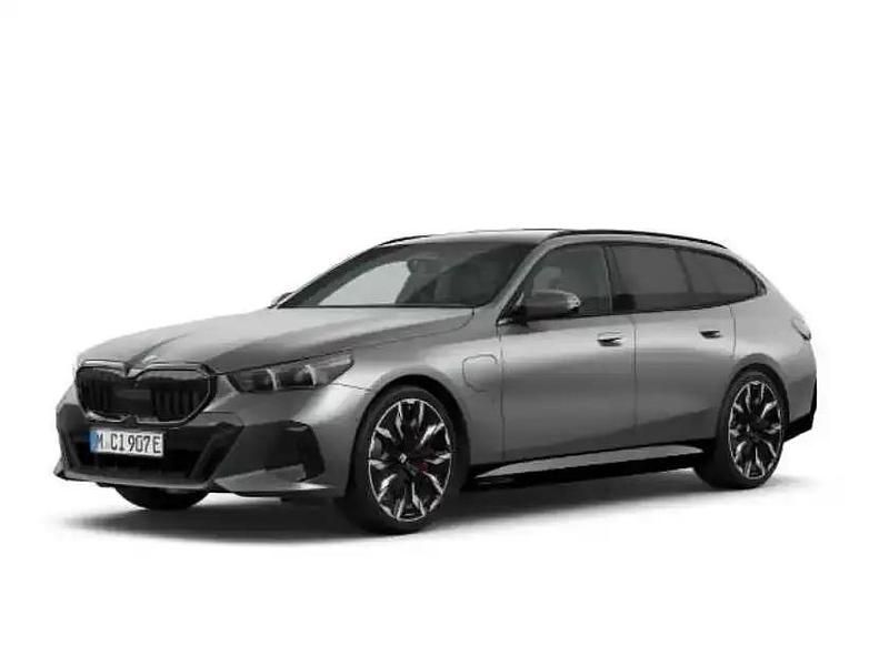 Neu BMW 550e Comfort Edition 489 PS (359 kW) 2026 Frozen pure grey (grau) Kombi