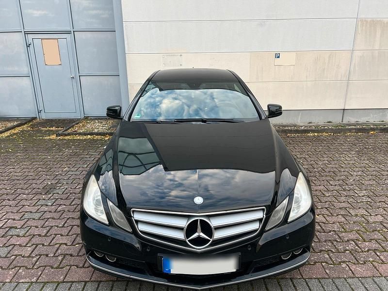 Schwarz Gebraucht 2009 Mercedes E250 Coupé | 8.000 € (Fairer Preis) - Bild 1/4