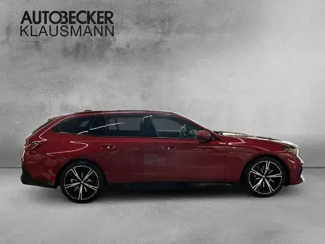 Gebraucht BMW 540 M Sport 303 PS (222 kW) 2025 Rot Kombi