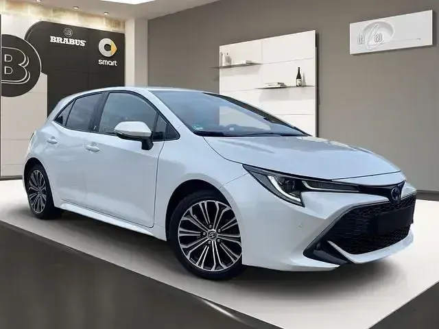 Gebraucht Toyota Corolla Hybrid Team 122 PS (89 kW) 2023 Weiß Limousine