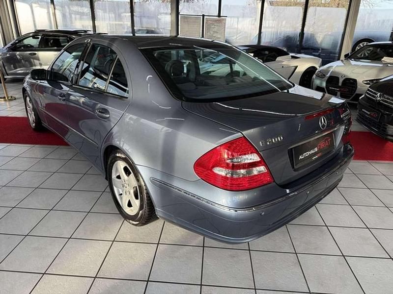 Gebraucht Mercedes E200 163 PS (119 kW) 2004 Blau Limousine