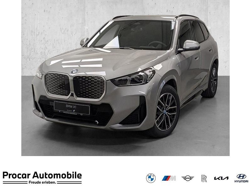 Silber Neu 2025 BMW iX1 M Sport SUV | 52.990 € (Fairer Preis) - Bild 1/4