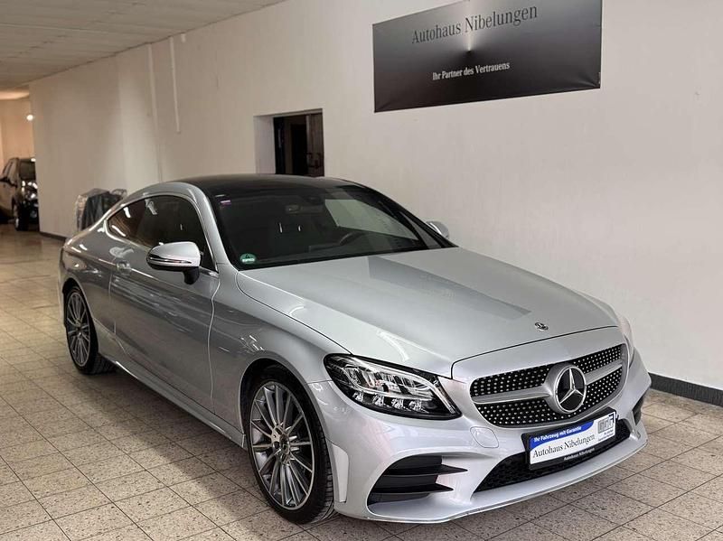 Iridiumsilber Gebraucht 2018 Mercedes C200 AMG line Coupé | 32.999 € - Bild 1/4
