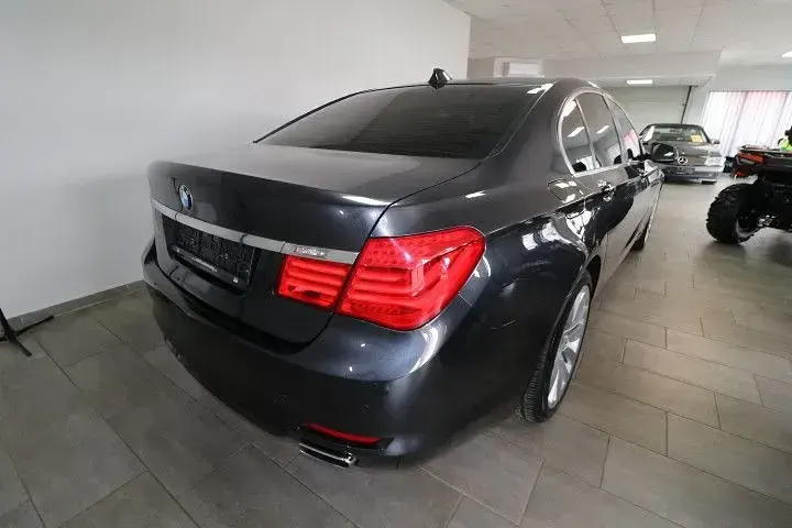 Gebraucht BMW 740 Sport Line 306 PS (225 kW) 2011 Grau Limousine