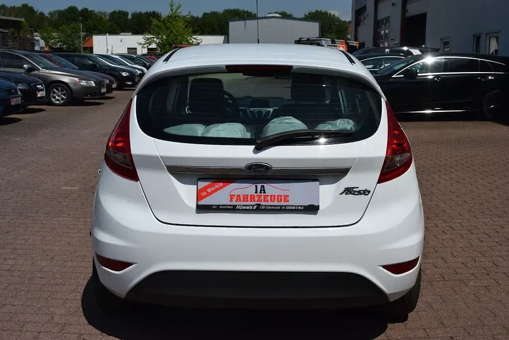 Gebraucht Ford Fiesta Trend 92 PS (67 kW) 2012 Weiß Kleinwagen