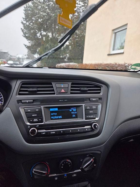 Gebraucht Hyundai i20 75 PS (55 kW) 2017 Schwarz Limousine