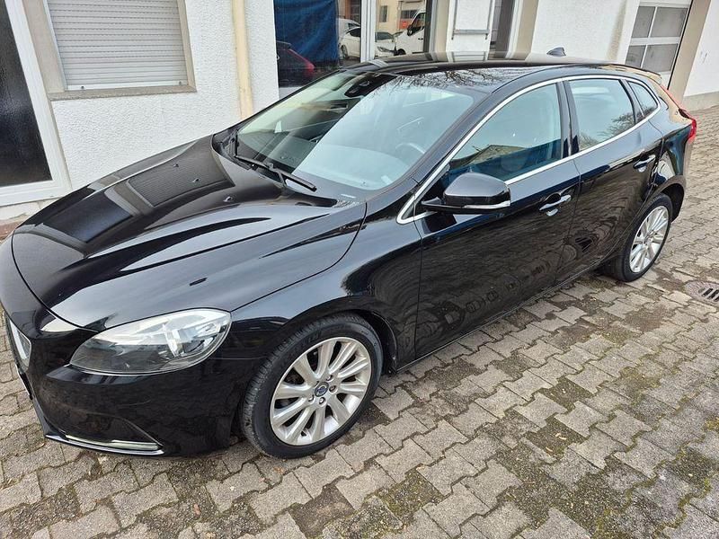 Gebraucht Volvo V40 Momentum 114 PS (83 kW) 2014 Schwarz Limousine