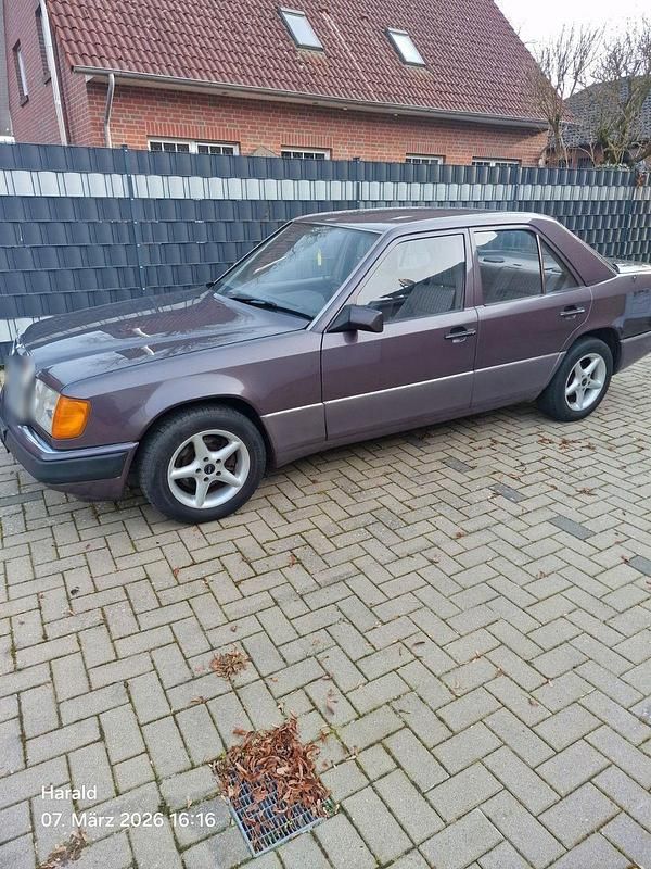 Gebraucht Mercedes 200 75 PS (55 kW) 1992 Violet Limousine