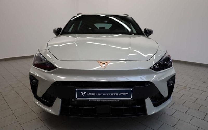Neu Cupra Leon VZ 272 PS (200 kW) 2025 Taiga grau metallic Kombi