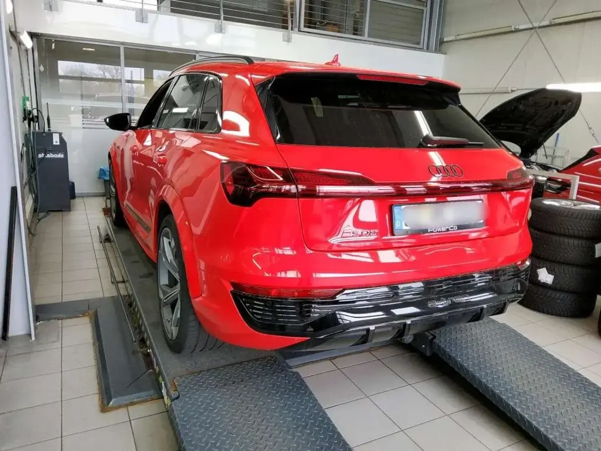 Gebraucht Audi SQ8 e-tron Ambiente 369 kW (503 PS) 2024 Soneirarot SUV