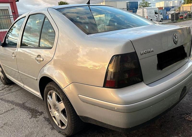 Second-hand VW Bora Comfortline 105 CP (77 kW) 2000 Argintiu Berlinǎ
