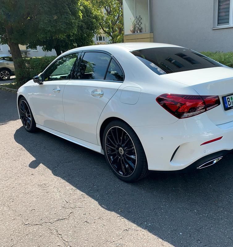 Weiß Gebraucht 2020 Mercedes A250 AMG Limousine | 29.999 € (Fairer Preis) - Bild 1/4