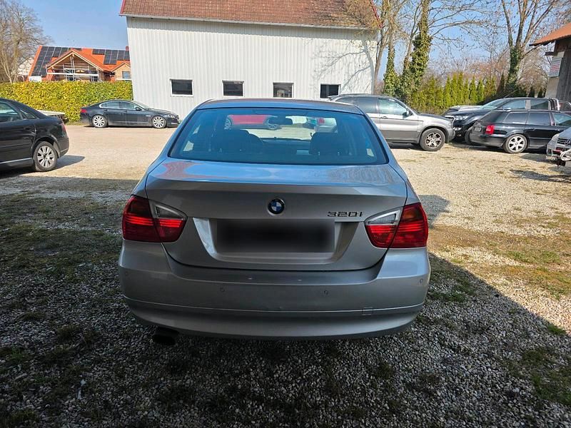 Gebraucht BMW 320 170 PS (125 kW) 2008 Grau Limousine