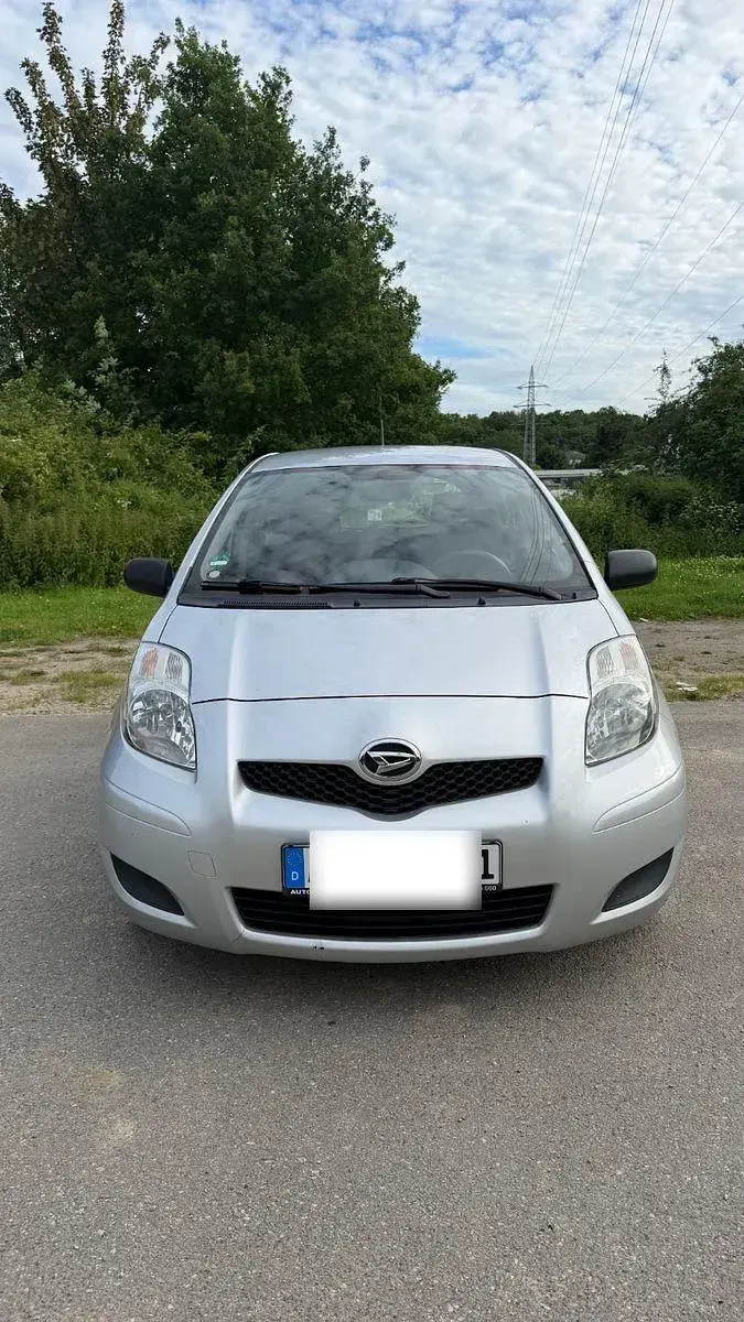 Gebraucht Daihatsu Charade 99 PS (72 kW) 2012 Silber Limousine