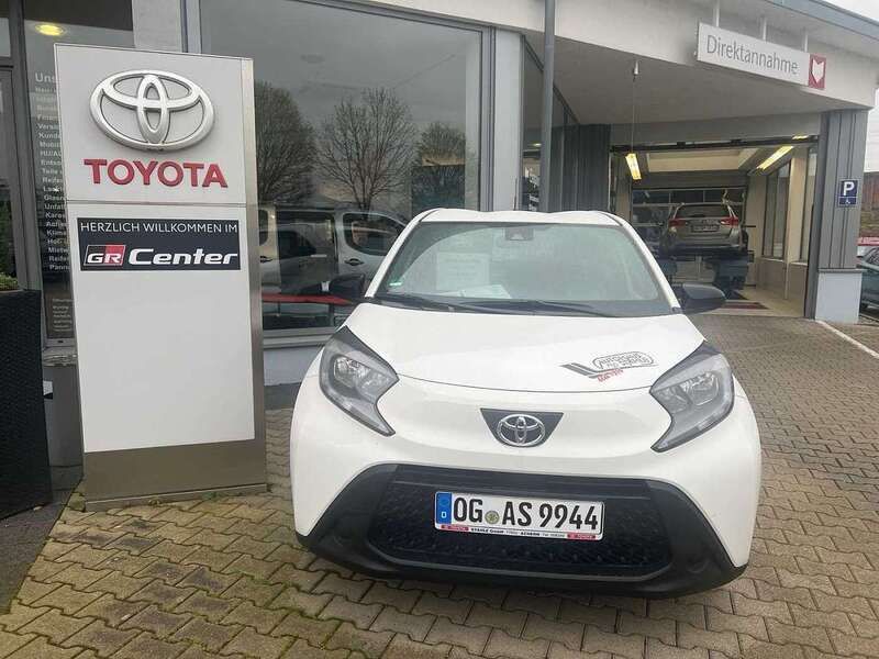 Weiß Gebraucht 2024 Toyota Aygo X-play Kleinwagen | 14.995 € (Fairer Preis) - Bild 1/4