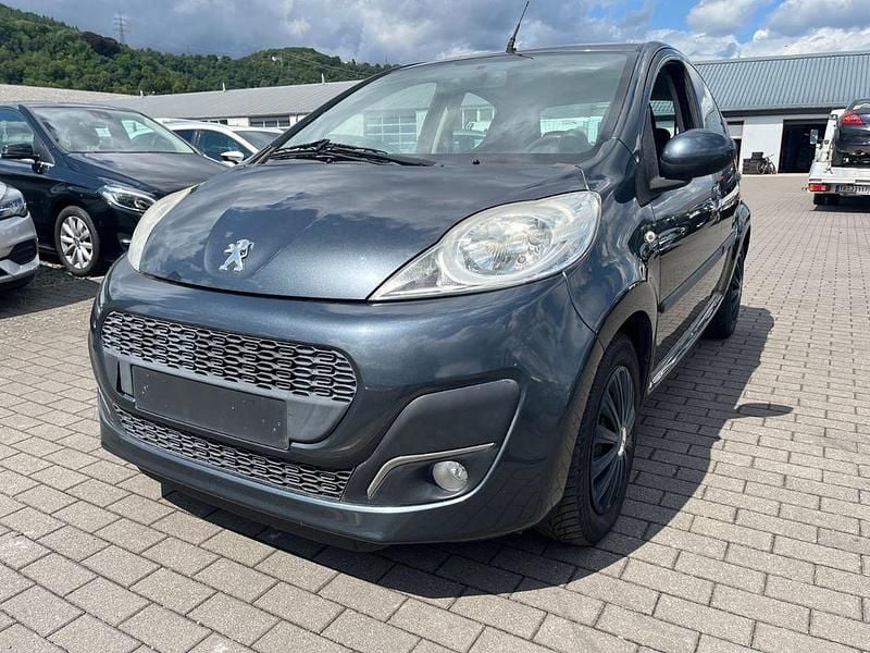 Grau Gebraucht 2012 Peugeot 107 Active Kleinwagen | 3.900 € (Fairer Preis) - Bild 1/4