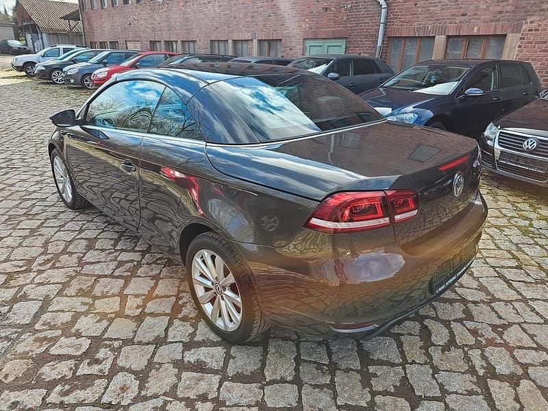 Usata VW Eos Basis 140 CV (102 kW) 2011 Marrone Cabrio