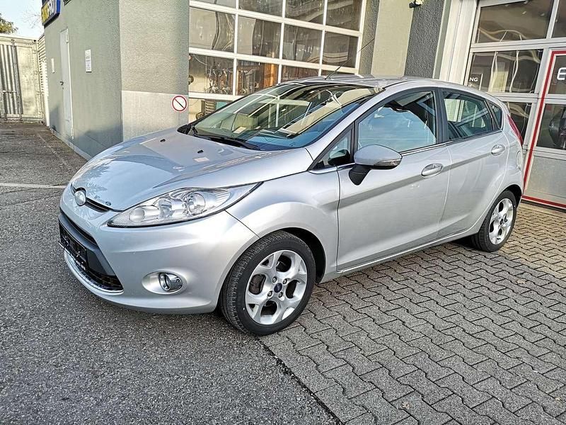 Gebraucht Ford Fiesta Titanium 97 PS (71 kW) 2009 Polarsilber metallic Kleinwagen