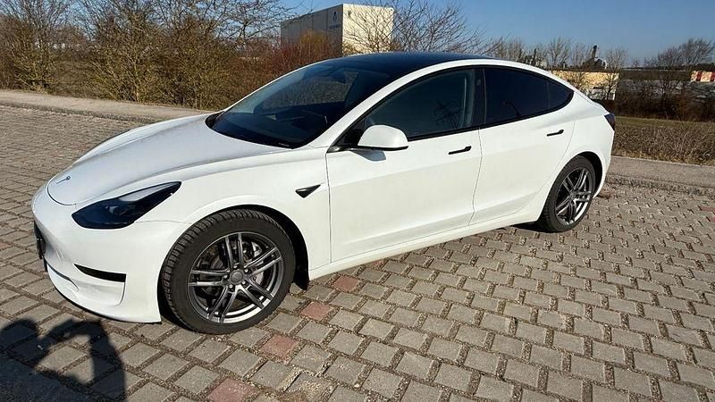 Weiß Gebraucht 2022 Tesla Model 3 RWD Limousine | 29.000 € (Fairer Preis) - Bild 1/4