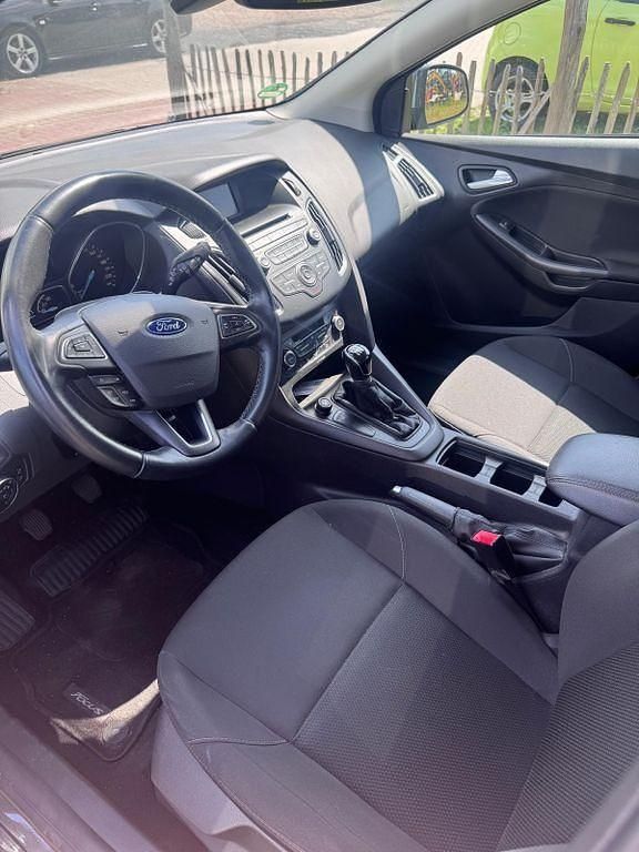 Gebraucht Ford Focus Business Edition 101 PS (74 kW) 2015 Grau Limousine